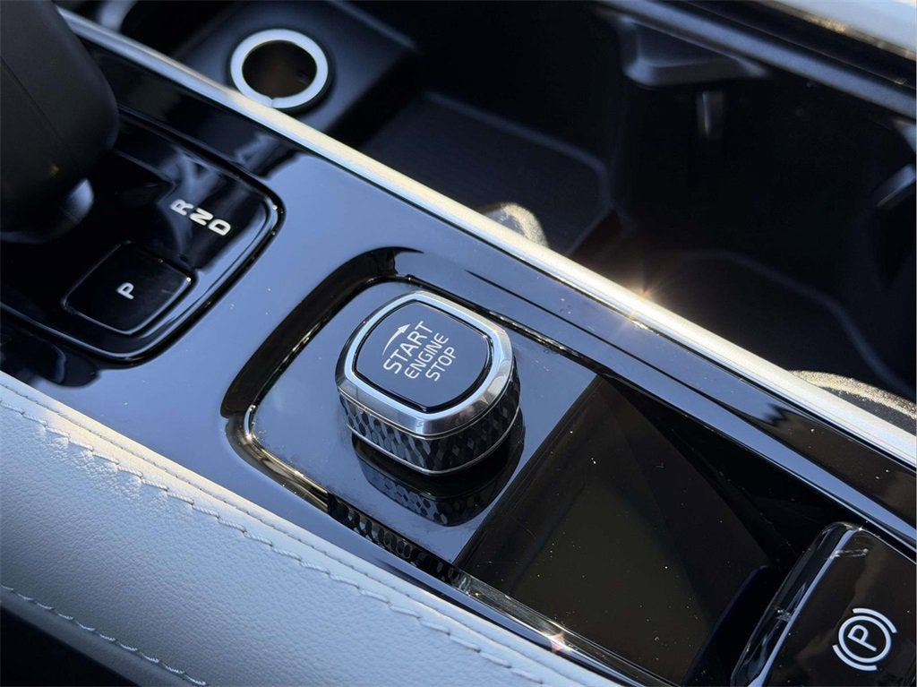 2024 Volvo XC90 B5 Plus