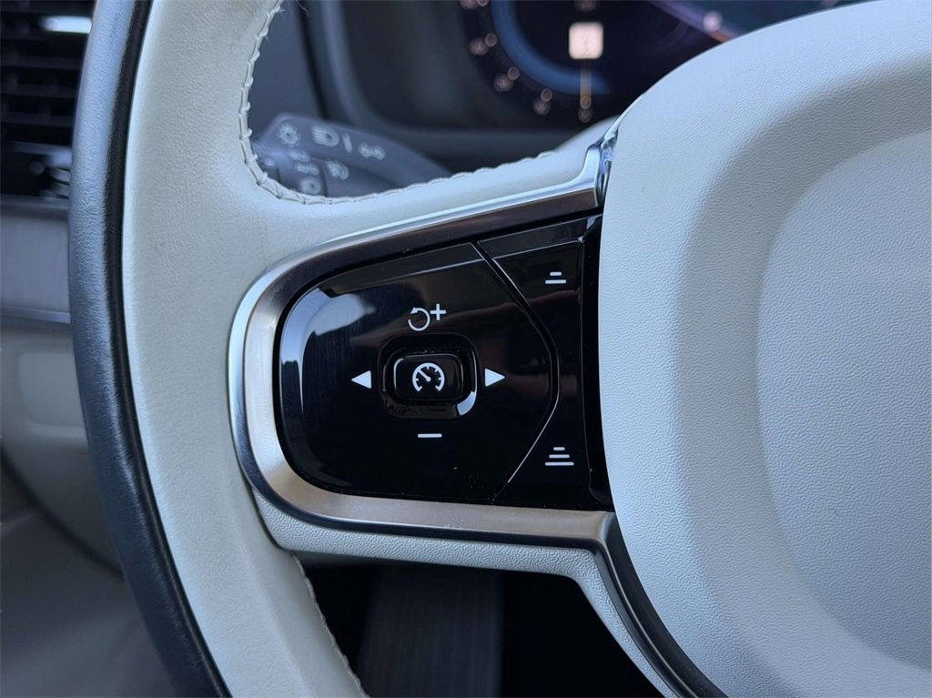 2024 Volvo XC90 B5 Plus