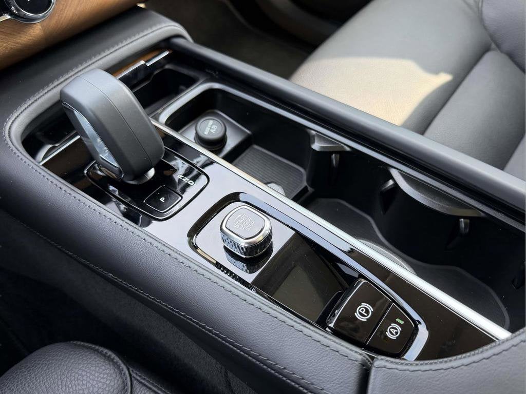 2024 Volvo XC90 B5 Plus