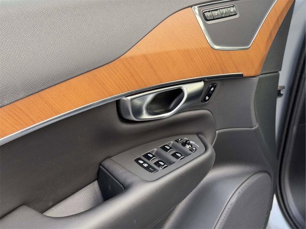 2024 Volvo XC90 B5 Plus