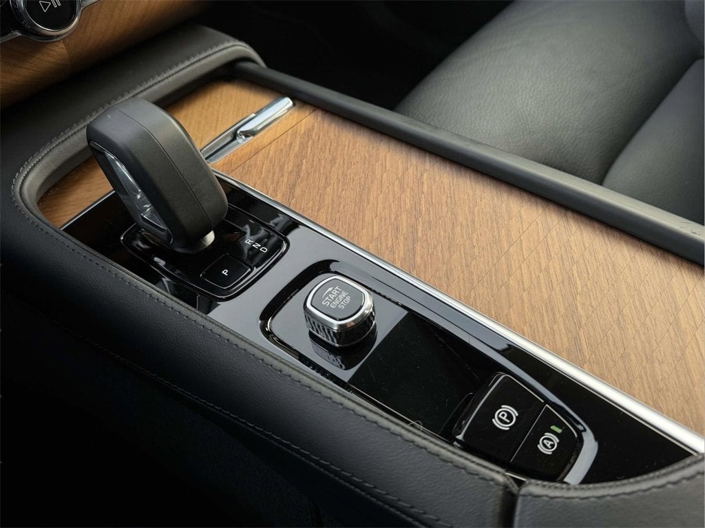 2024 Volvo XC90 B5 Plus