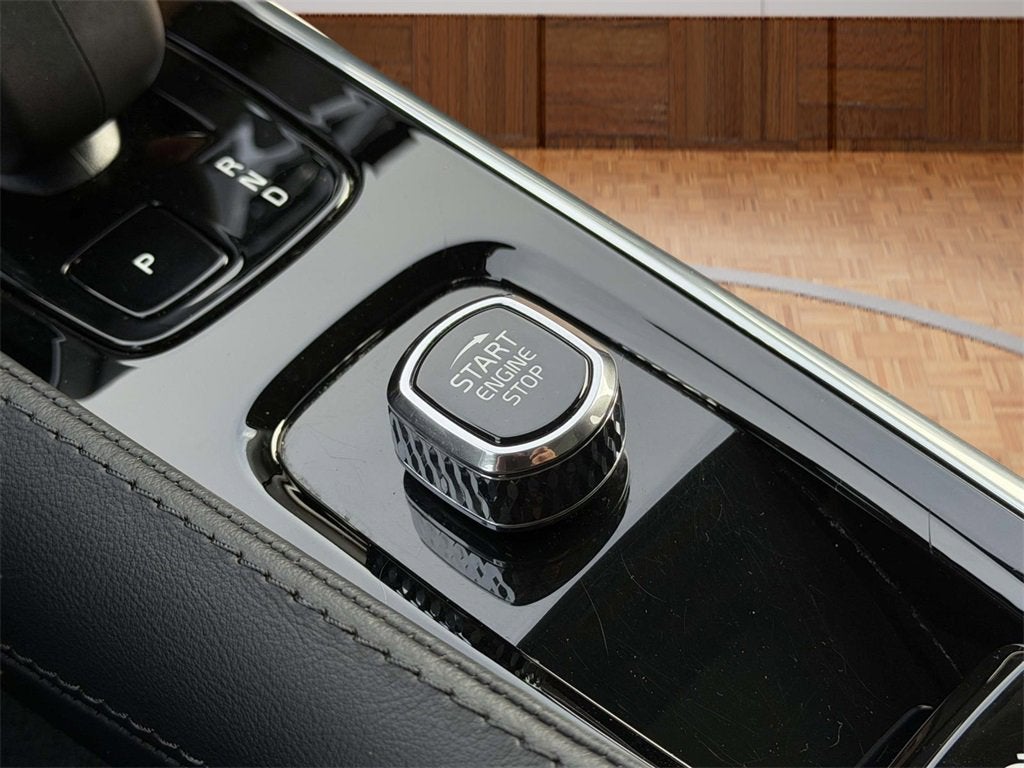 2024 Volvo XC90 B5 Plus