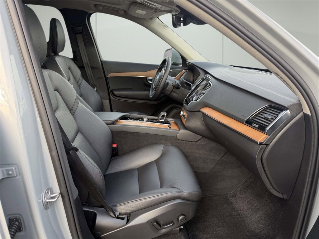 2024 Volvo XC90 B5 Plus