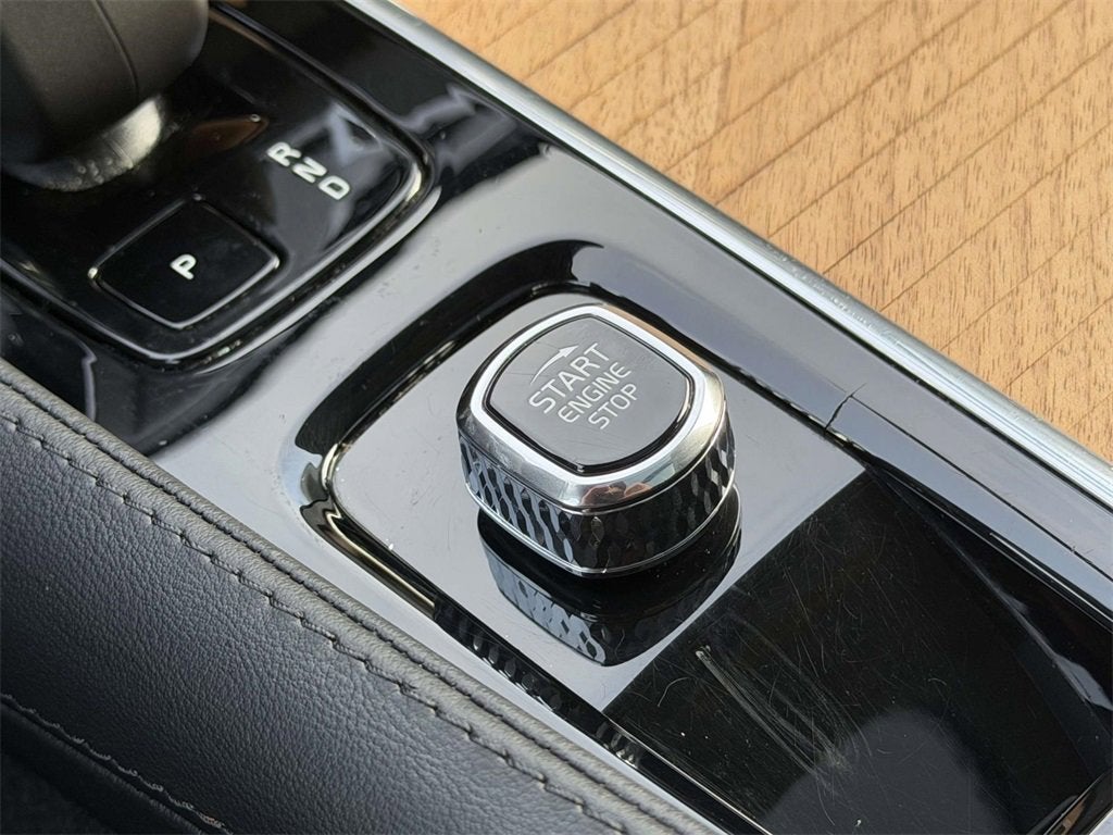 2024 Volvo XC90 B5 Plus