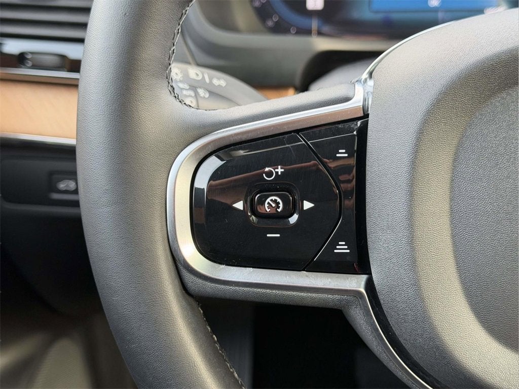 2024 Volvo XC90 B5 Plus