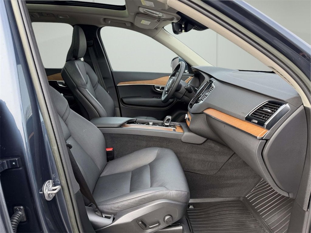 2023 Volvo XC90 B5 Plus