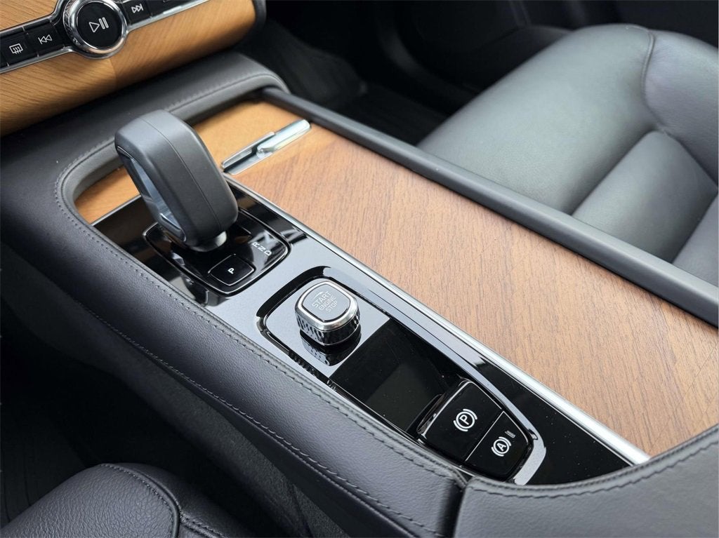 2023 Volvo XC90 B5 Plus