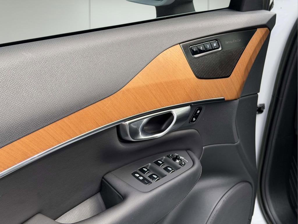 2023 Volvo XC90 B5 Plus