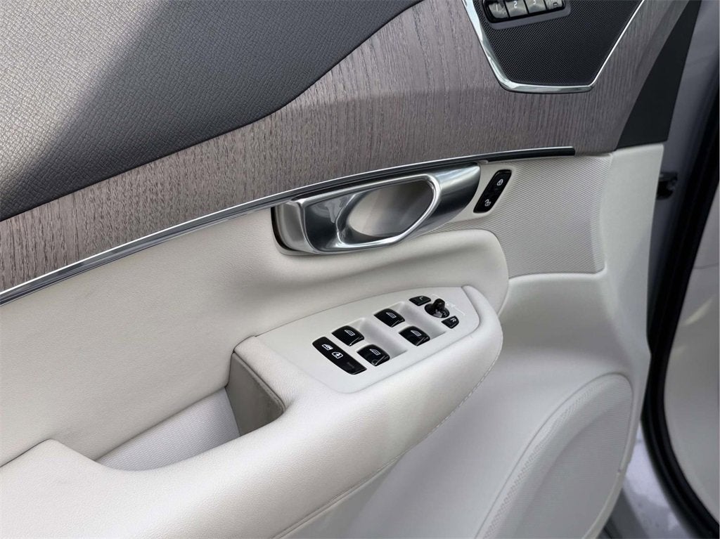 2023 Volvo XC90 B5 Plus