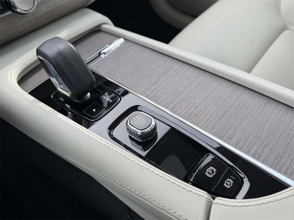 2023 Volvo XC90 B5 Plus