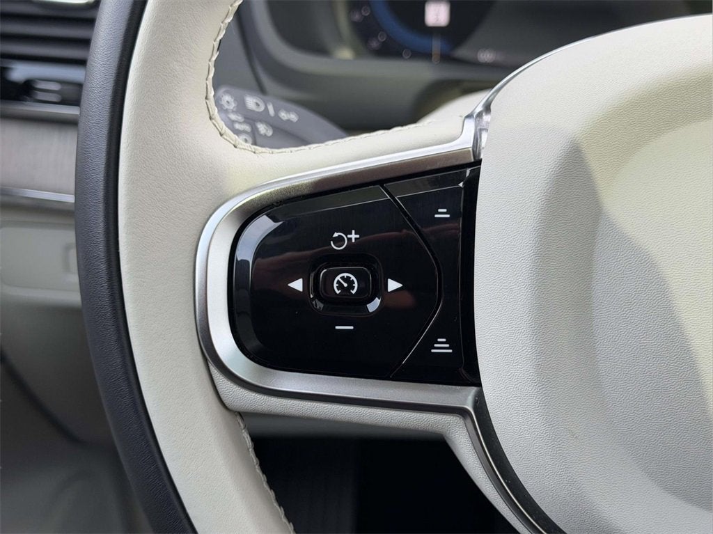 2023 Volvo XC90 B5 Plus