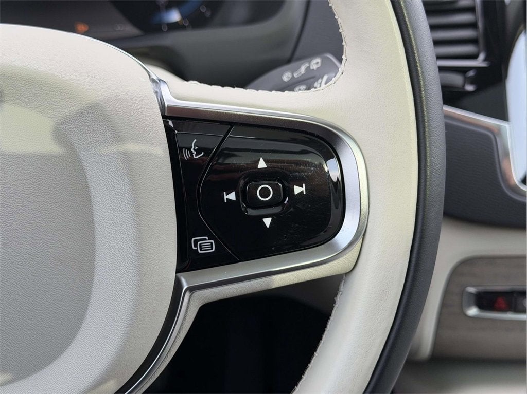 2023 Volvo XC90 B5 Plus