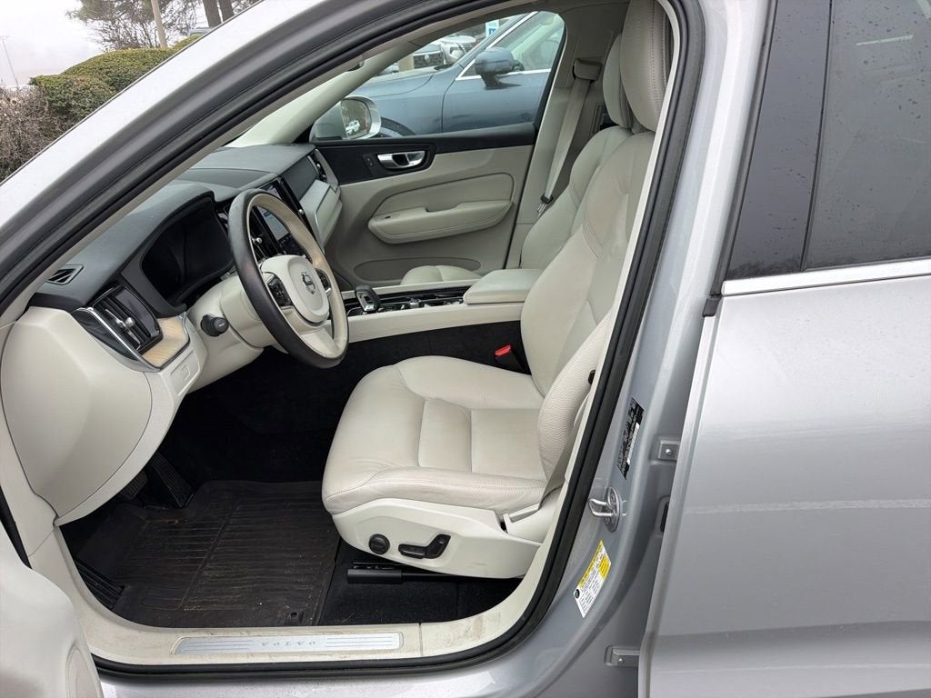 2023 Volvo XC60 B5 Plus Bright Theme