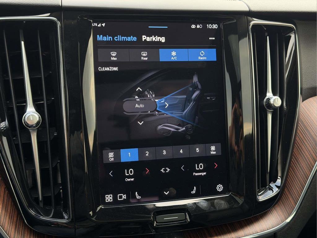 2024 Volvo XC60 B5 Plus Dark Theme