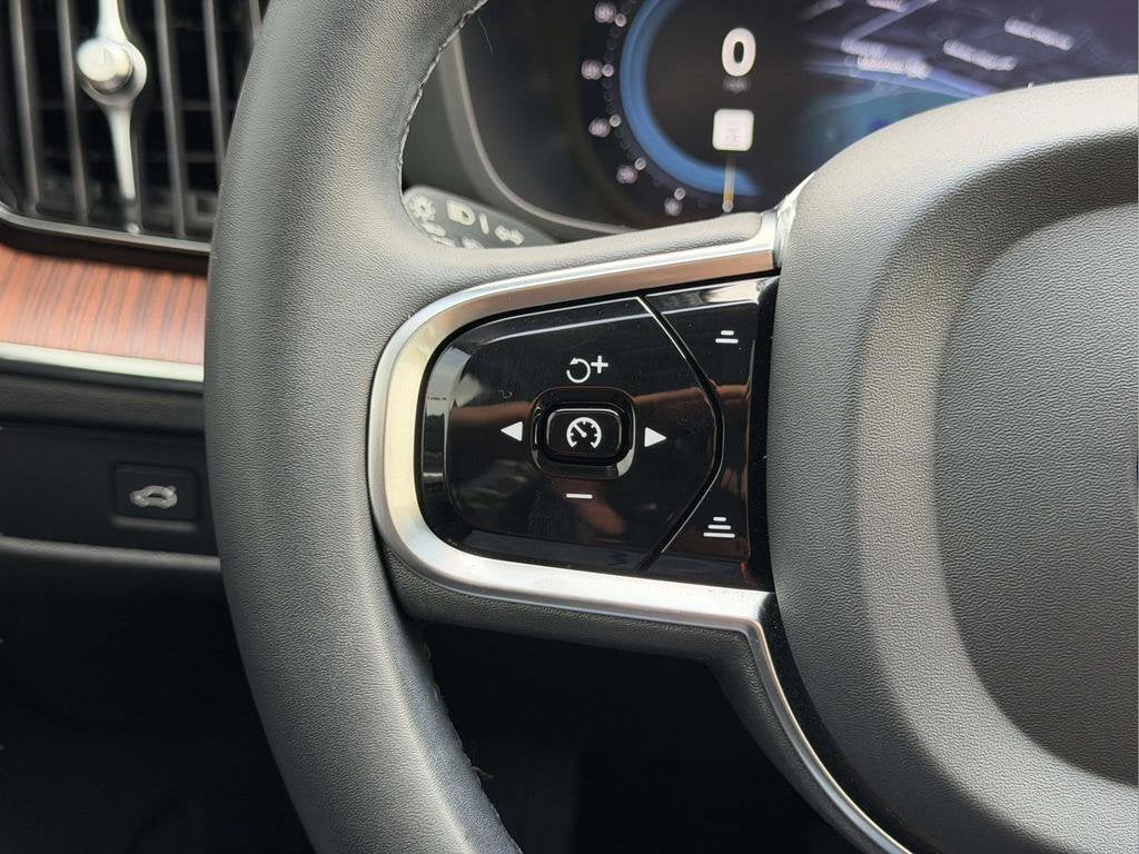 2024 Volvo XC60 B5 Plus Dark Theme
