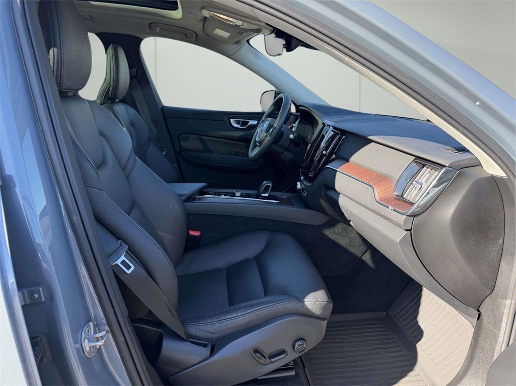 2024 Volvo XC60 B5 Plus Dark Theme