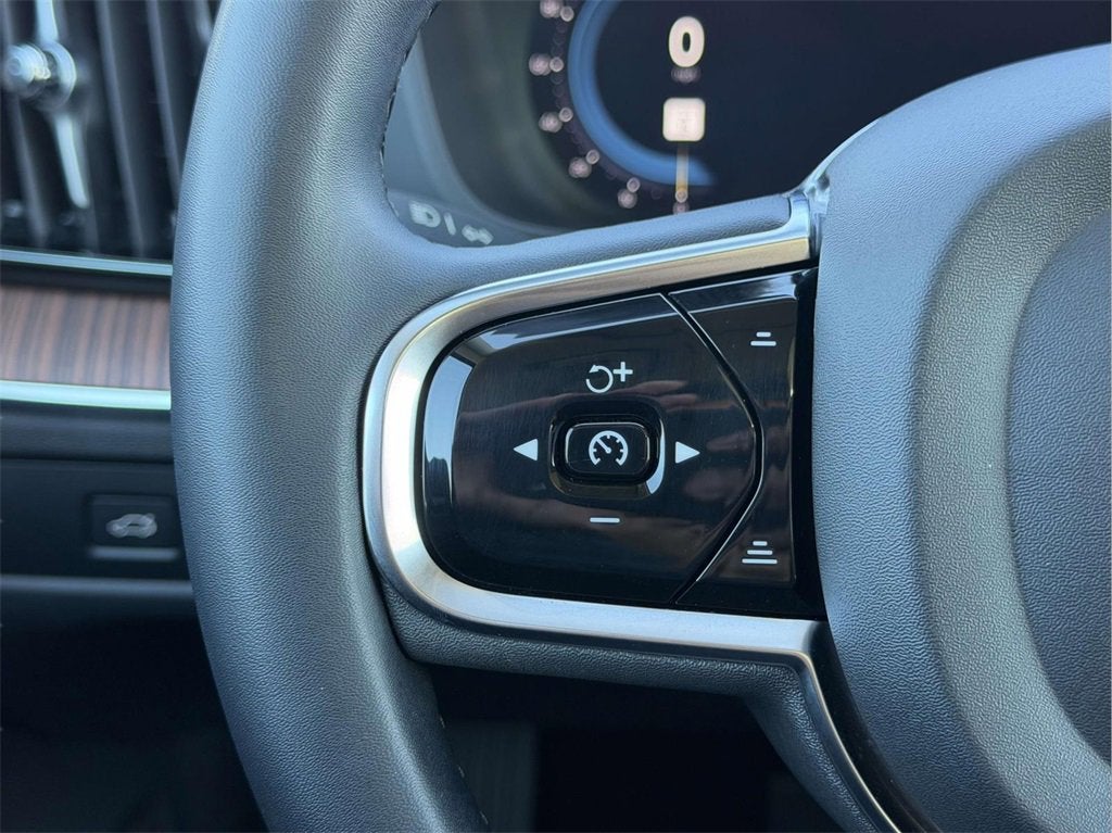 2024 Volvo XC60 B5 Plus Dark Theme