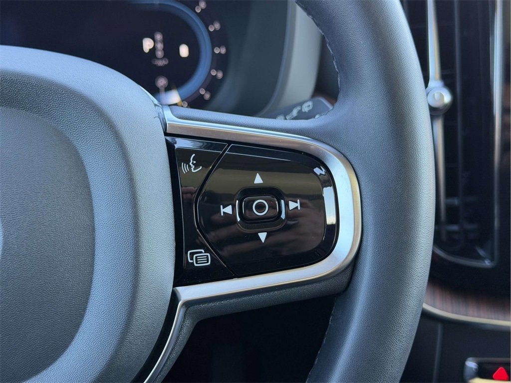 2024 Volvo XC60 B5 Plus Dark Theme