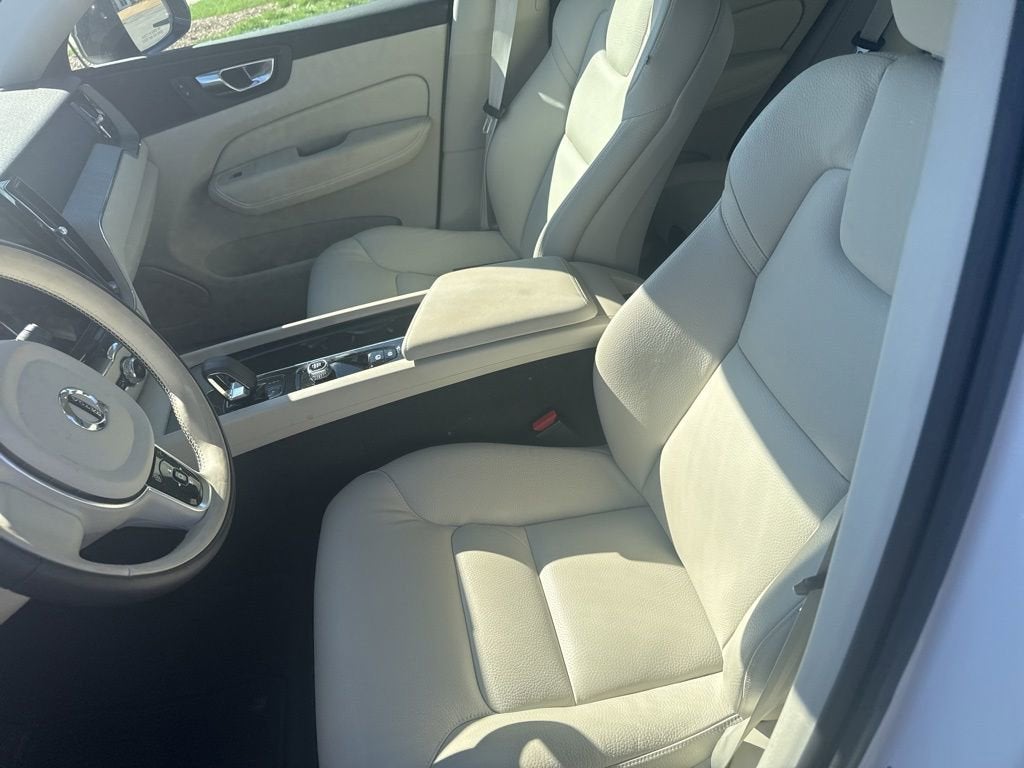 2023 Volvo XC60 B5 Plus Dark Theme