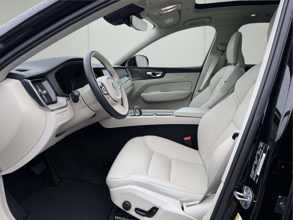 2023 Volvo XC60 B5 Plus Dark Theme