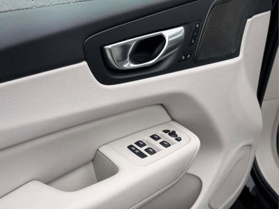2023 Volvo XC60 B5 Plus Dark Theme