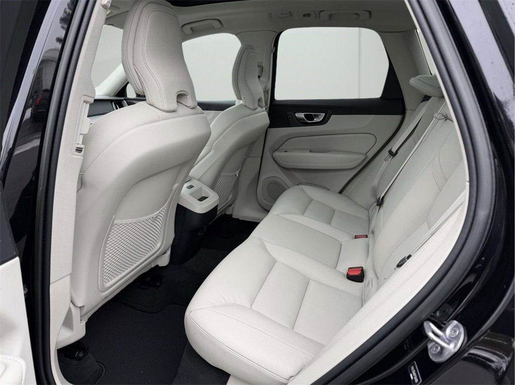 2023 Volvo XC60 B5 Plus Dark Theme