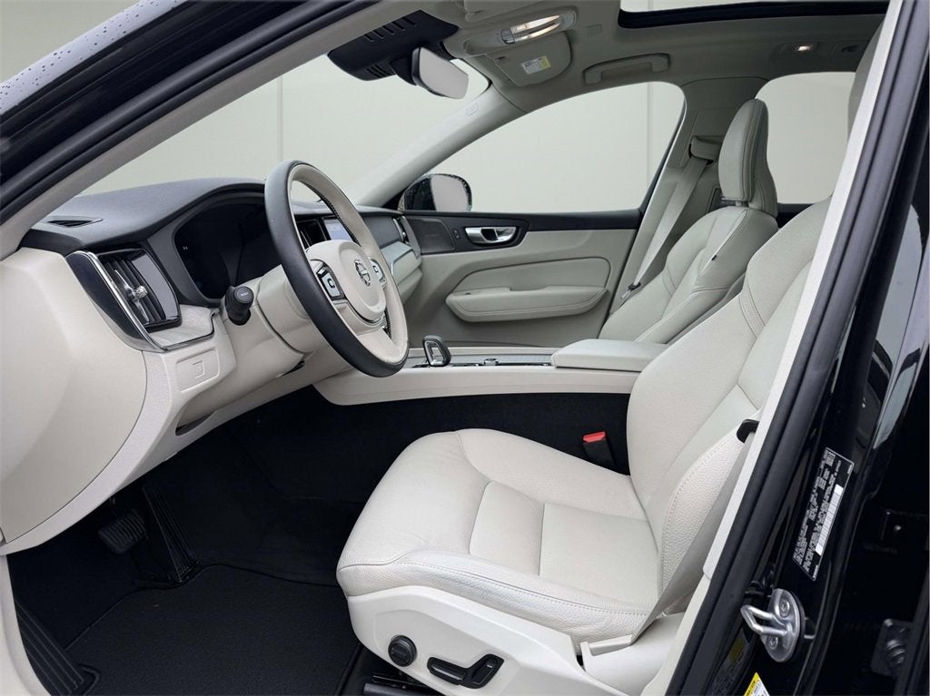 2023 Volvo XC60 B5 Plus Dark Theme