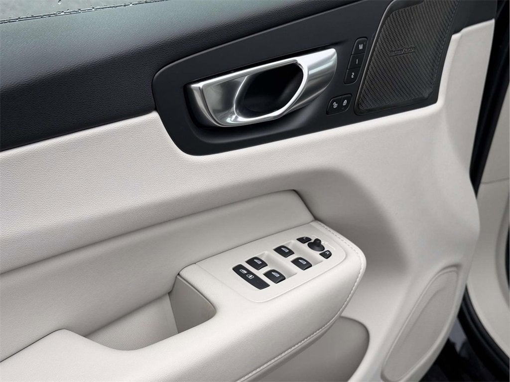 2023 Volvo XC60 B5 Plus Dark Theme