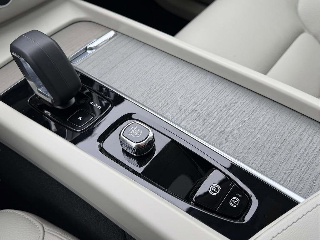 2023 Volvo XC60 B5 Plus Dark Theme