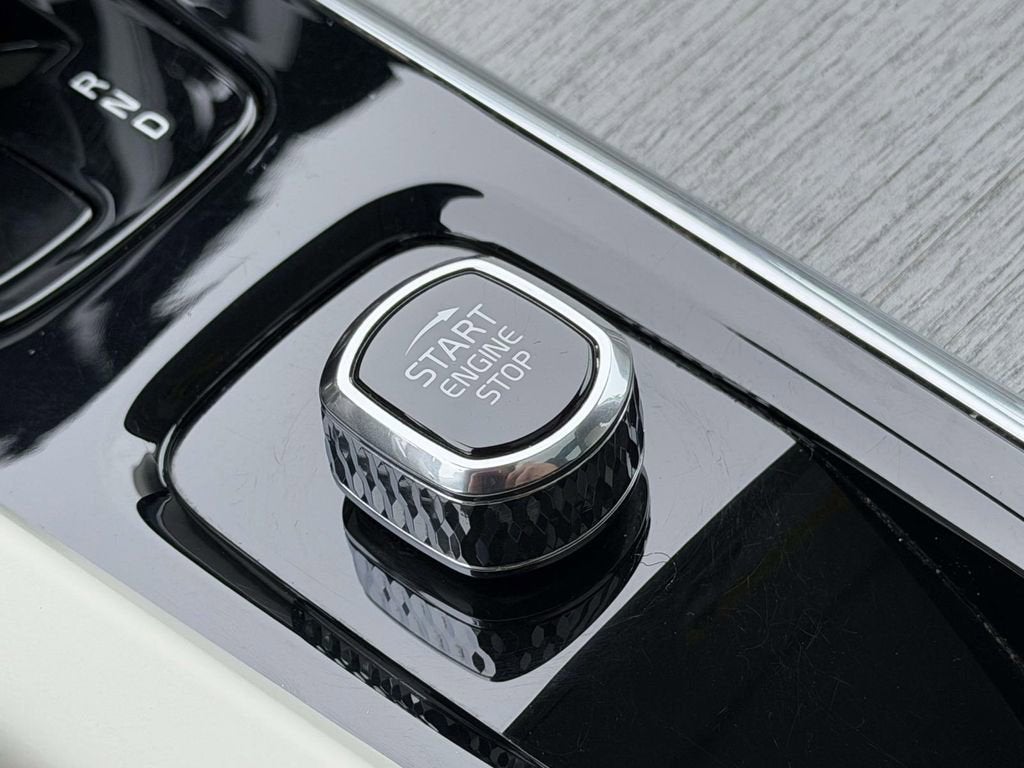 2023 Volvo XC60 B5 Plus Dark Theme