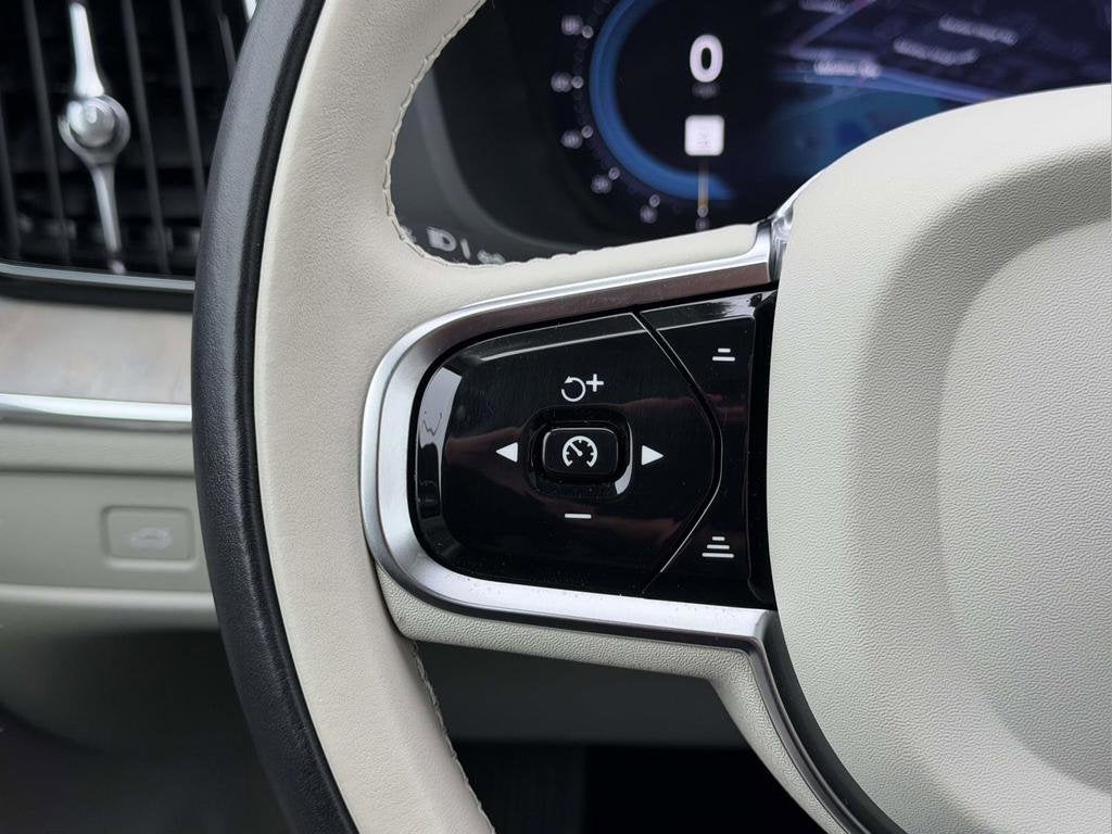 2023 Volvo XC60 B5 Plus Dark Theme