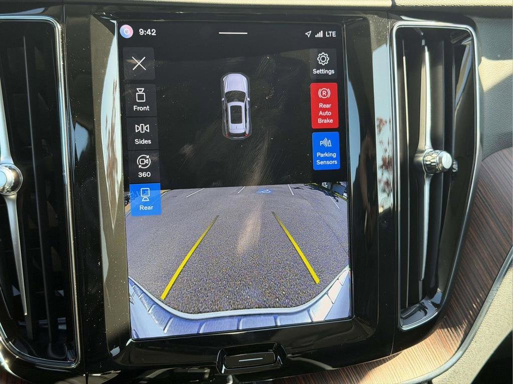 2023 Volvo XC60 B5 Plus Dark Theme