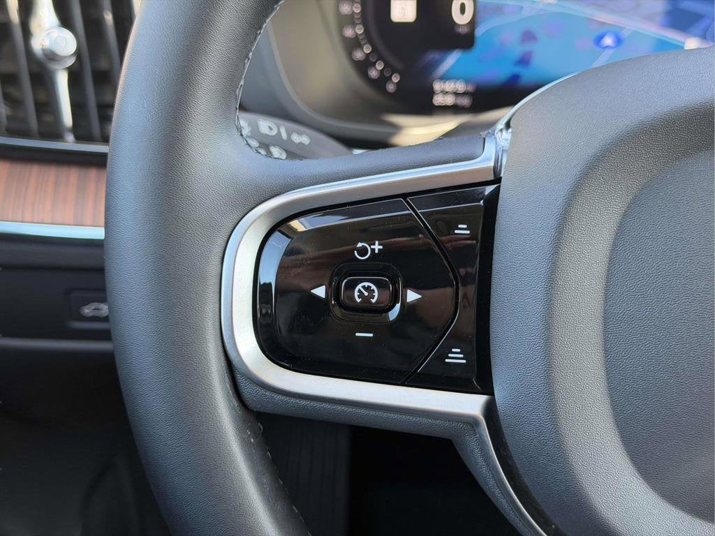 2023 Volvo XC60 B5 Plus Dark Theme