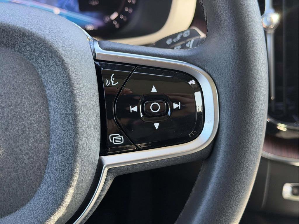 2023 Volvo XC60 B5 Plus Dark Theme