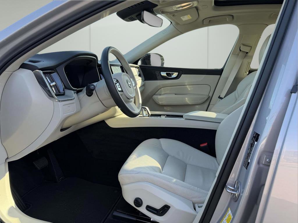 2023 Volvo XC60 B5 Plus Dark Theme