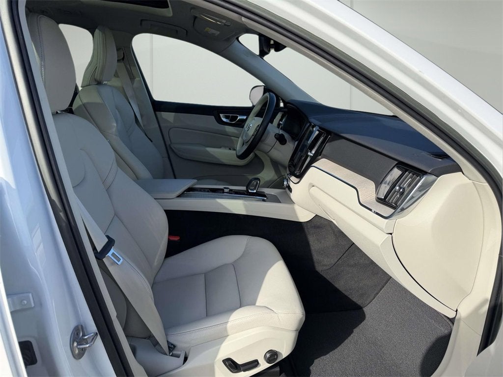 2023 Volvo XC60 B5 Plus Dark Theme