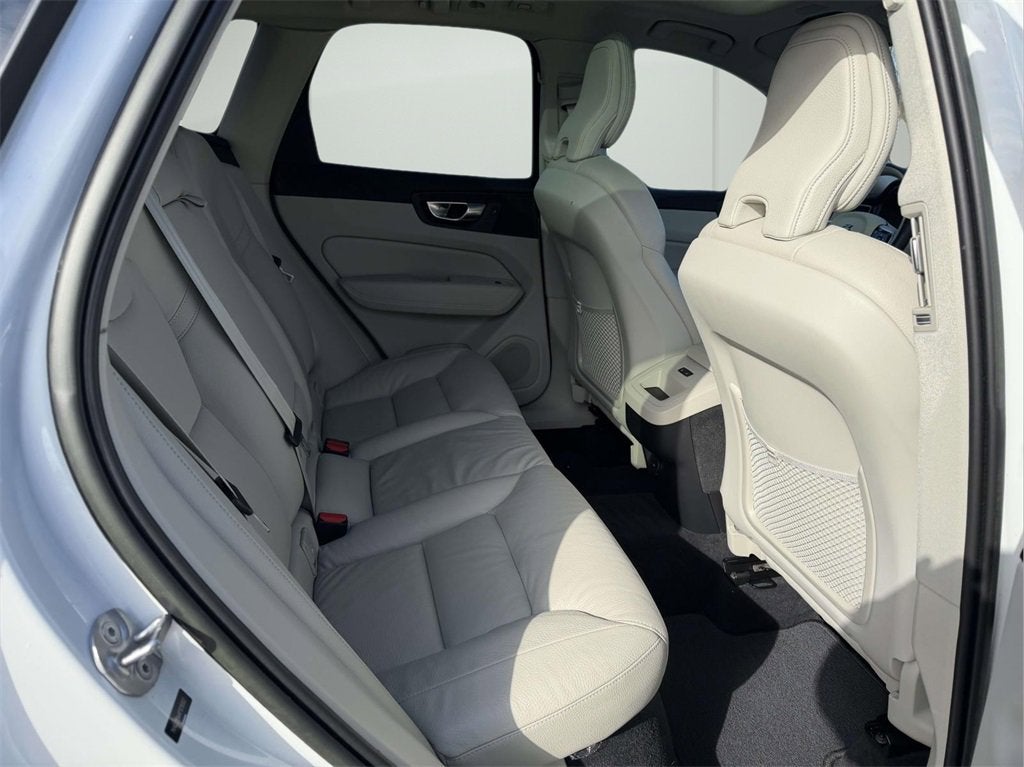 2023 Volvo XC60 B5 Plus Dark Theme