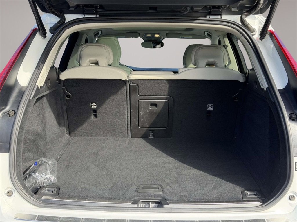 2023 Volvo XC60 B5 Plus Dark Theme