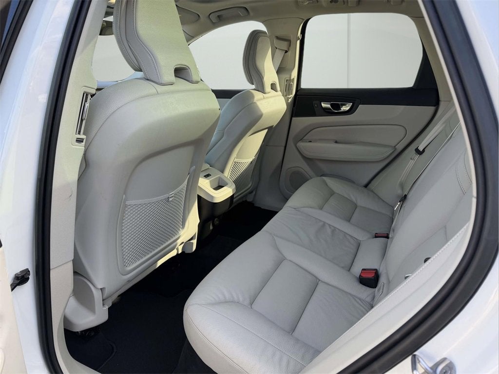 2023 Volvo XC60 B5 Plus Dark Theme