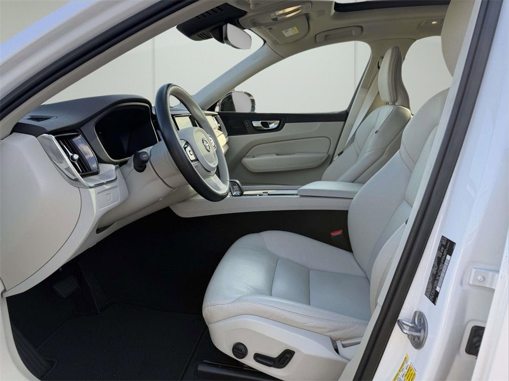 2023 Volvo XC60 B5 Plus Dark Theme