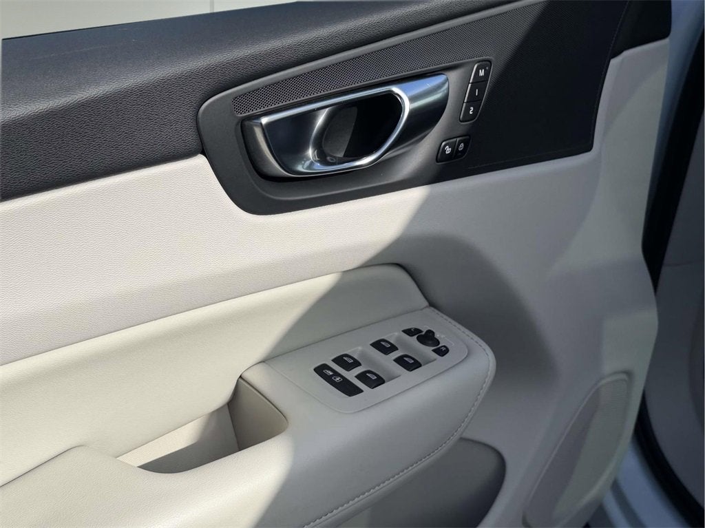 2023 Volvo XC60 B5 Plus Dark Theme