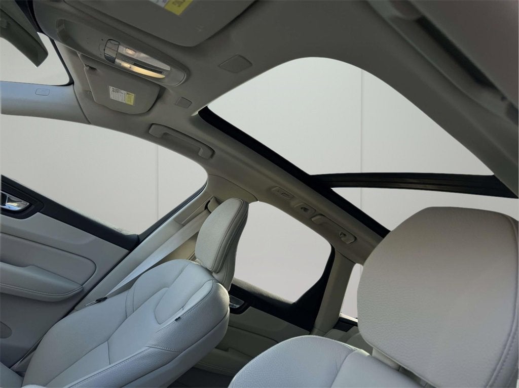 2023 Volvo XC60 B5 Plus Dark Theme