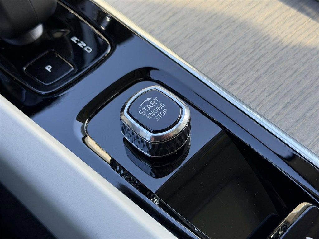 2023 Volvo XC60 B5 Plus Dark Theme