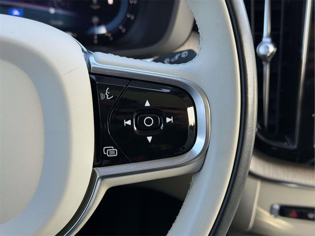 2023 Volvo XC60 B5 Plus Dark Theme