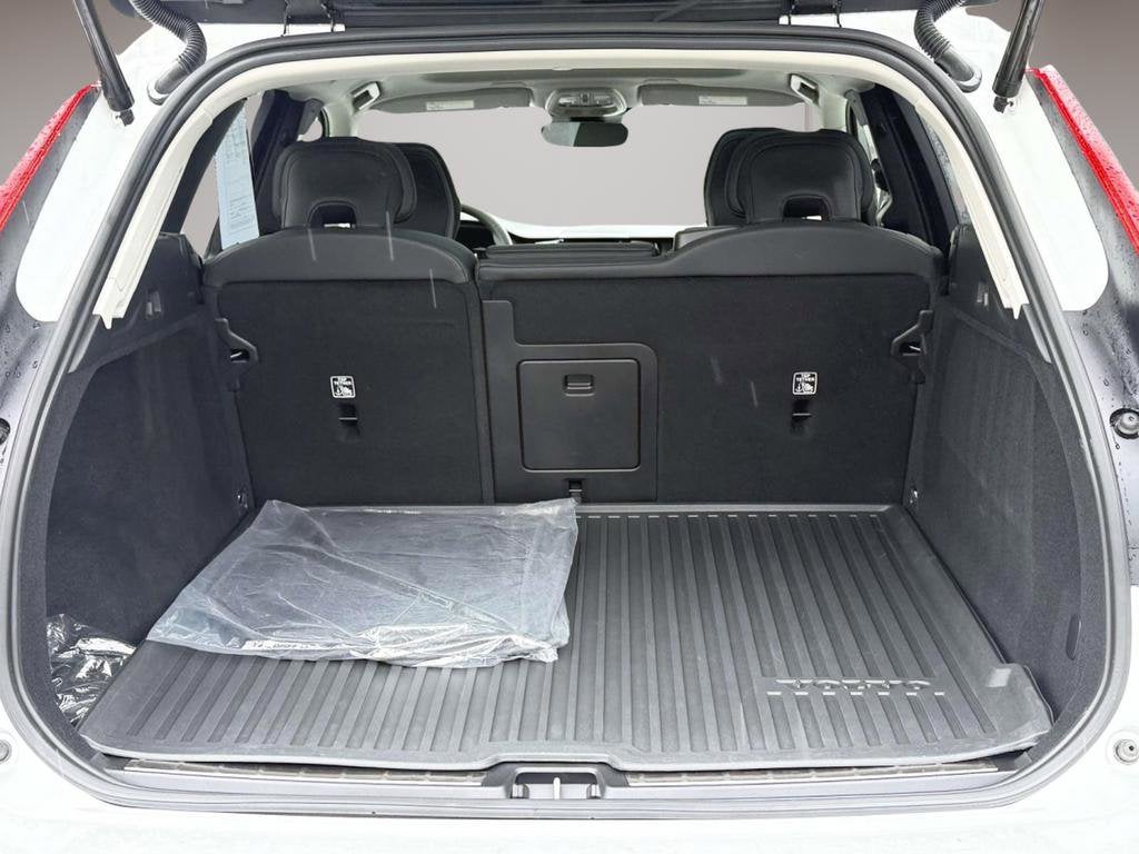 2023 Volvo XC60 B5 Plus Dark Theme