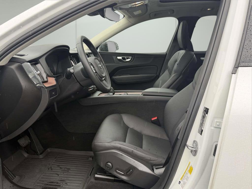 2023 Volvo XC60 B5 Plus Dark Theme