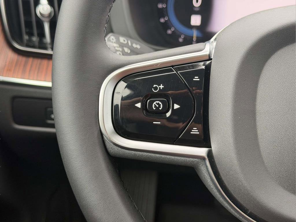 2023 Volvo XC60 B5 Plus Dark Theme
