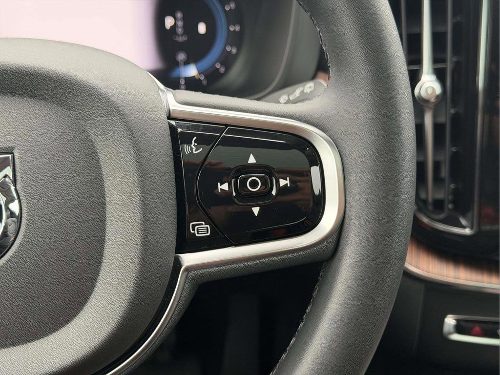 2023 Volvo XC60 B5 Plus Dark Theme