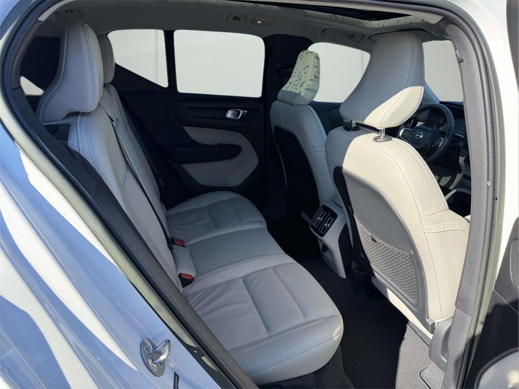 2023 Volvo XC40 B5 Plus Bright Theme