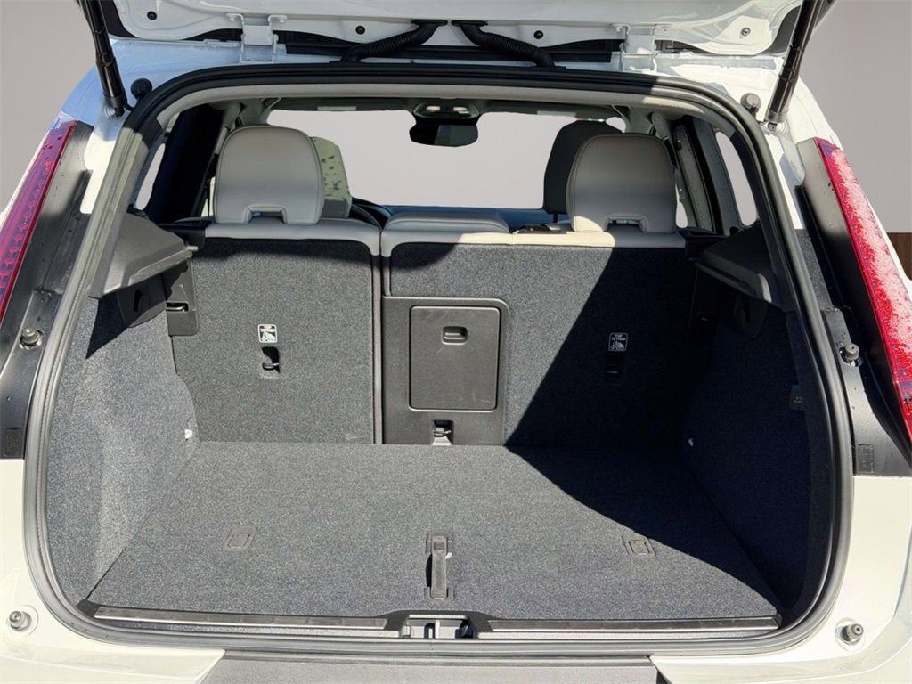 2023 Volvo XC40 B5 Plus Bright Theme